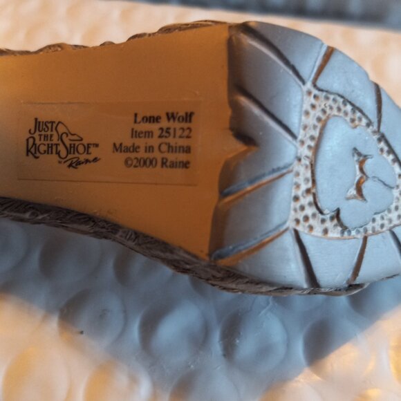 Just The Right Shoe  By Raine Lone Wolf Mini Figurine 25122 - Picture 4 of 11